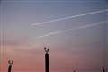 飛行機雲と夕焼け