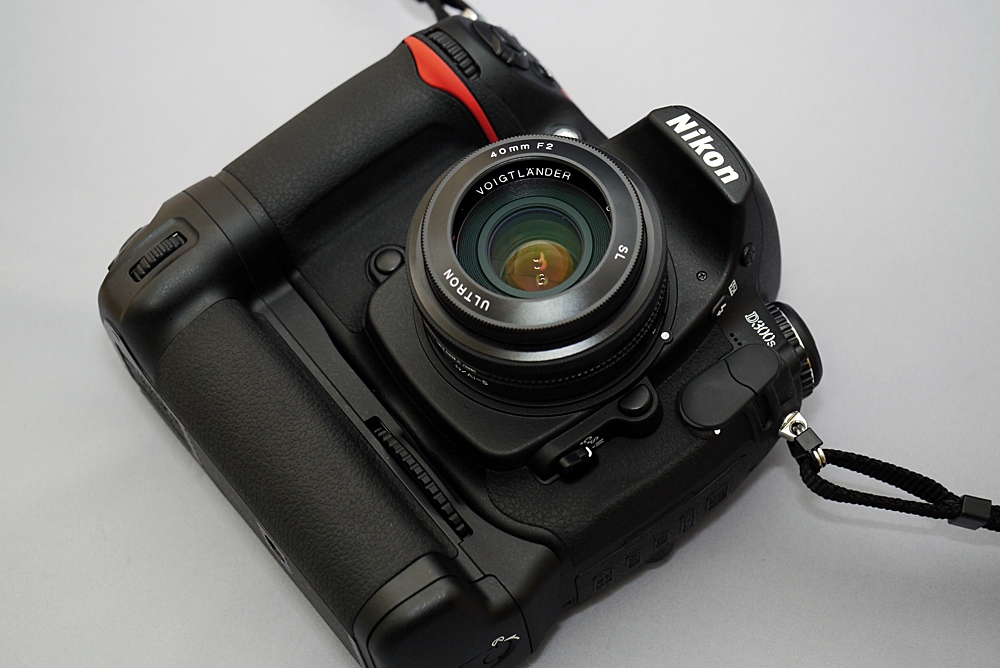 Nikon D300s, MB-D10