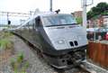 100km/hで通過する特急列車