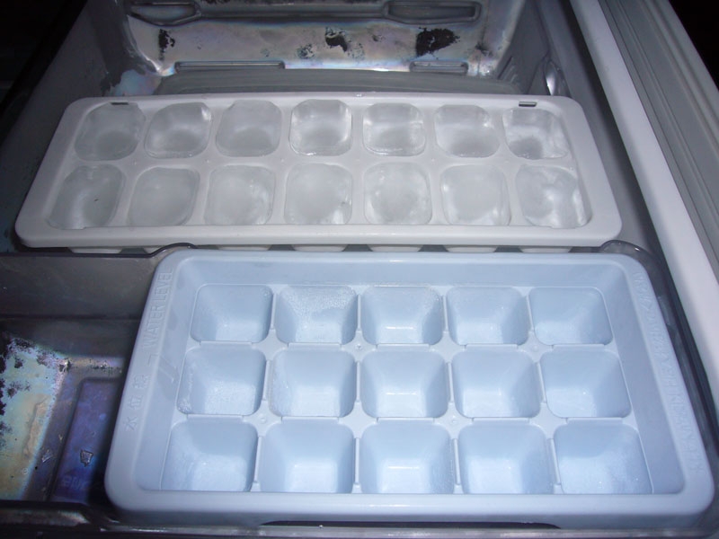 価格.com - 『製氷皿。作れる氷が少ないです。』三菱電機 MR-P15S-B [サファイアブラック] たまごとじさんのレビュー・評価投稿