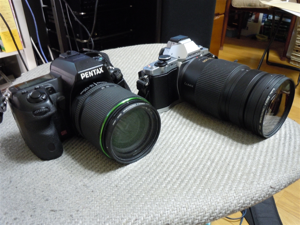 価格 Com E M5に付けたところ 隣は比較対象のpentax K 7 パナソニック Lumix G Vario 100 300mm F4 0 5 6 Mega O I S H Fs Kytaさんのレビュー 評価投稿画像 写真 ボディと比べてアンバランスな大きささえ我慢すれば