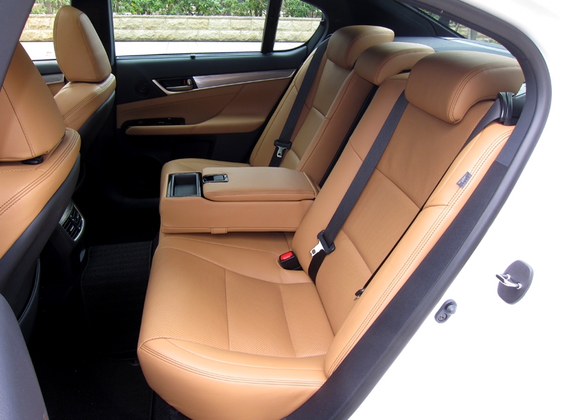 価格 Com 旧型より明確に広くなった後席 レクサス Gs 12年モデル 森口将之さんのレビュー 評価投稿画像 写真 広い室内とスポーティな加速を得た2代目