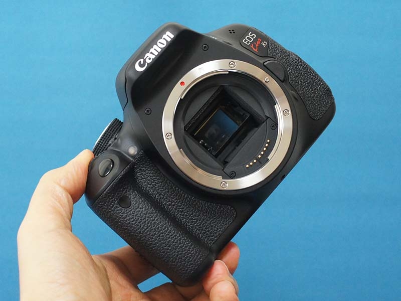 価格.com - 『KissX5のデザインを踏襲』CANON EOS Kiss X6i ダブル
