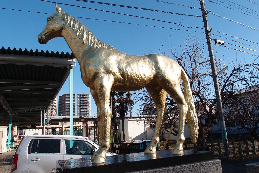 価格.com - 『東京競馬場前のアハルテケ像』オリンパス OLYMPUS XZ-1