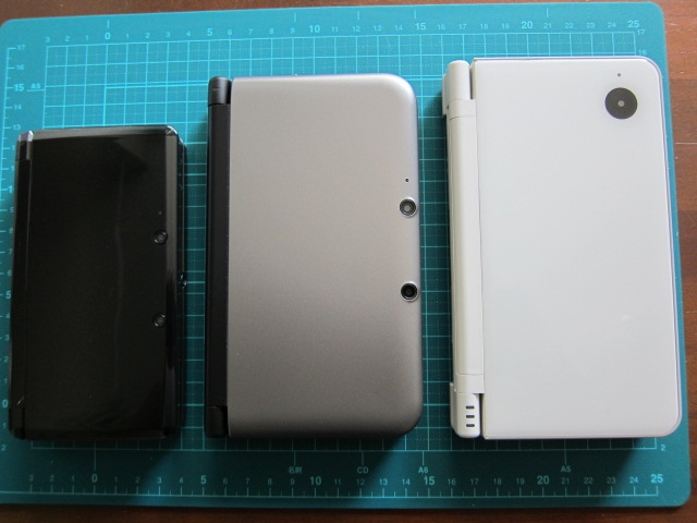 価格.com - 『【大きさ】左：3DS 中央：3DSLL 右：DSiLL』任天堂 ニンテンドー3DS LL シルバー×ブラック 肉名.com