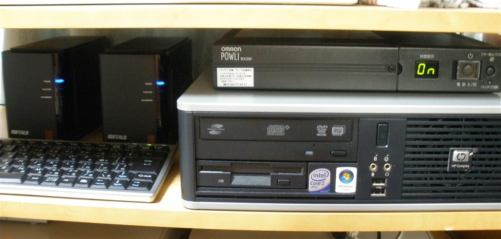価格.com - 『左側の2台のNASとデスクトップPC上にあるUPS電源(BX35F