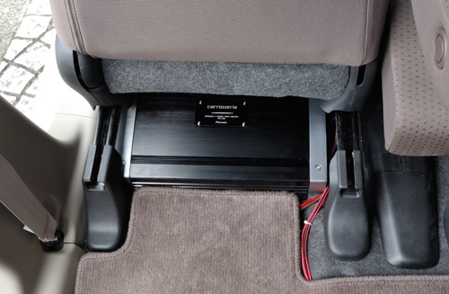 価格.com - 『アンプ本体は助手席シート下にセット』パイオニア PRS