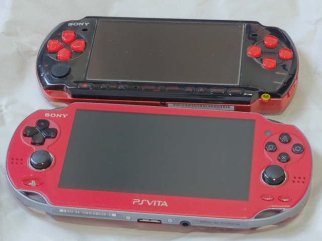 中古】PlayStation Vita Wi-Fiモデル ホワイト (PCH-2000ZA12