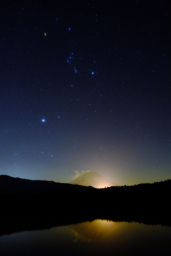 価格 Com ソフトフィルターを使っています 富士山と星座 富士フイルム フジノンレンズ Xf14mmf2 8 R Sevenstar さんのレビュー 評価投稿画像 写真 星景撮影にも開放から使える描写で期待を裏切らない