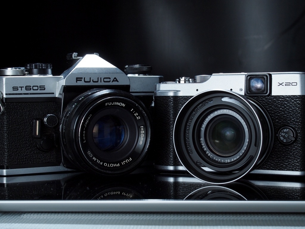 価格.com - 『1977年発売のFUJICA ST605と並べても兄弟のようで