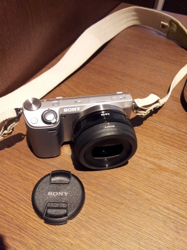 価格.com - 『付属のフード』SONY E 20mm F2.8 SEL20F28 motepon