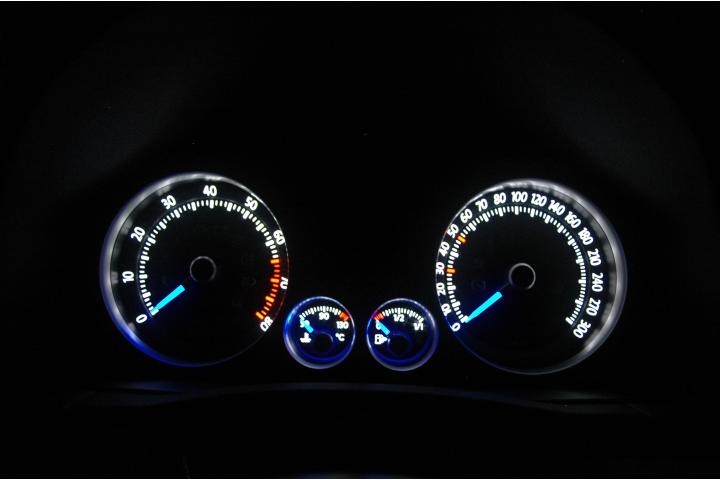 価格.com - 『ドイツVDO社製メーターは専用設計。300km/hまで刻まれる 
