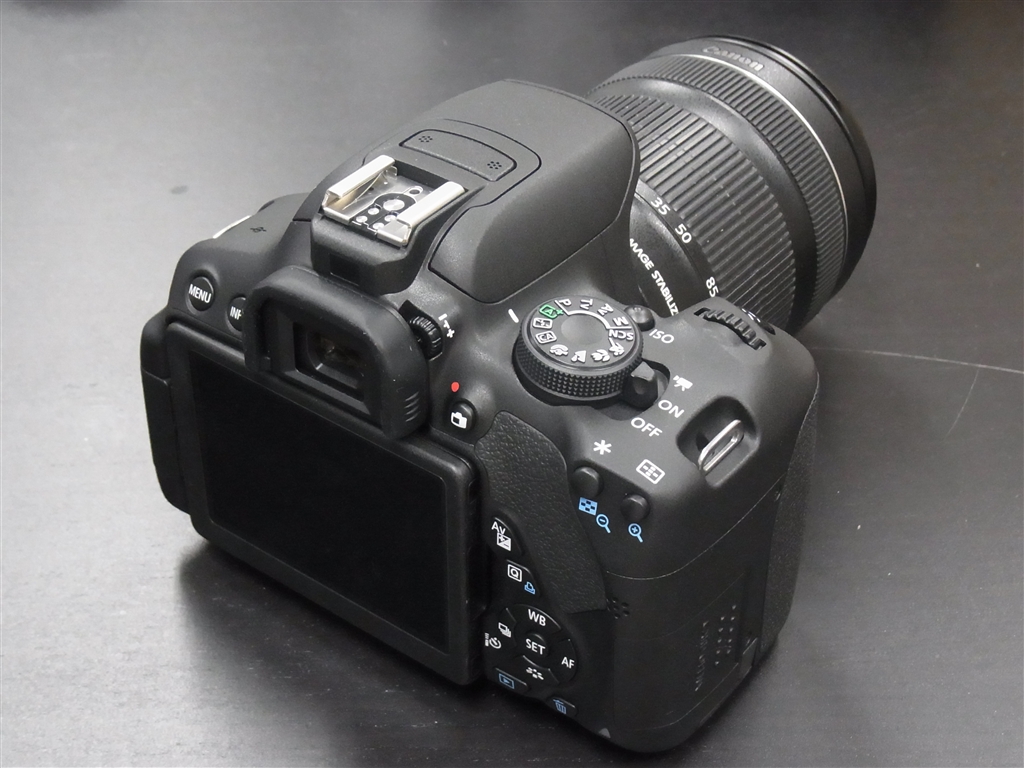 価格.com - 『背面。液晶はバリアングルのタッチパネル』CANON