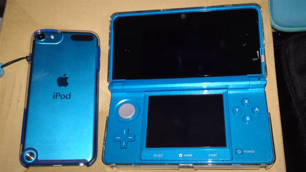 価格.com - 『iPodTouch5 ブルーとツーショット。色そっくり!!』任天堂 ニンテンドー3DS ライトブルー みどり4647さんの