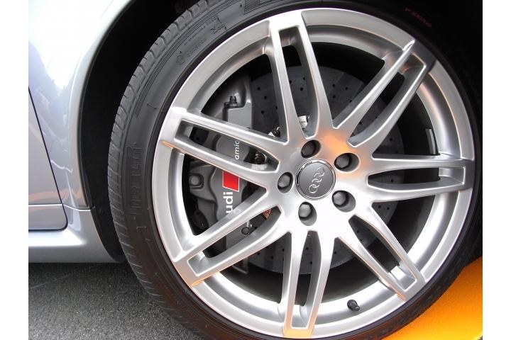 RS4でセダンが選択できるのは、先代のB7型のみ。』 アウディ RS4