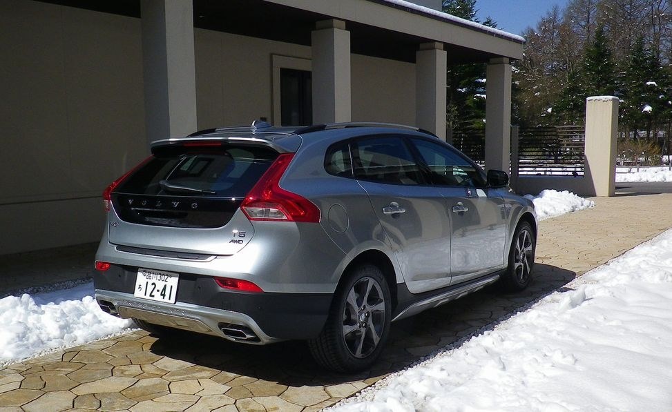 違いを持たせた外観デザインとawdによる高い走破性 ボルボ V40 クロスカントリー 13年モデル 松下宏さんのレビュー評価 評判 価格 Com