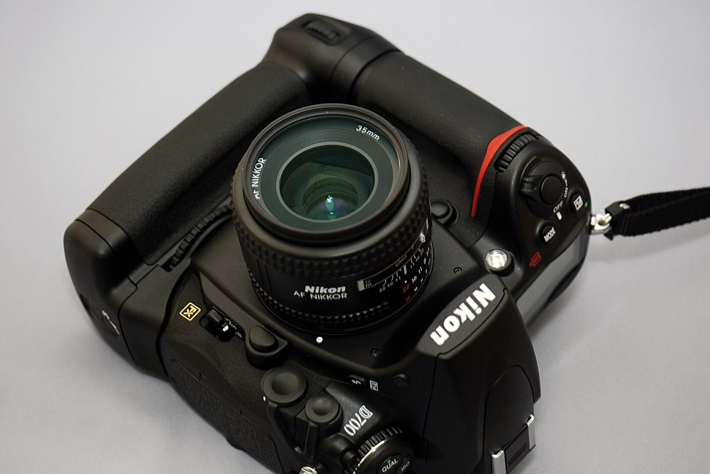 Nikon D700, MB-D10