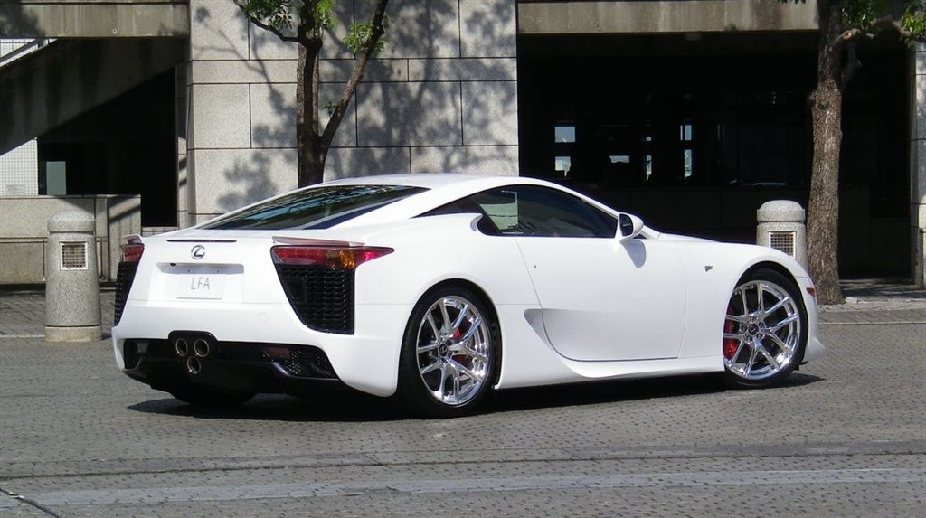 強烈な加速が味わえるスーパースポーツ レクサス Lfa 09年モデル 松下宏さんのレビュー評価 評判 価格 Com